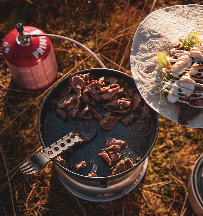 Matlagning med gasolkök och Trangia gasbrännare för snabb och enkel temperaturreglering.
