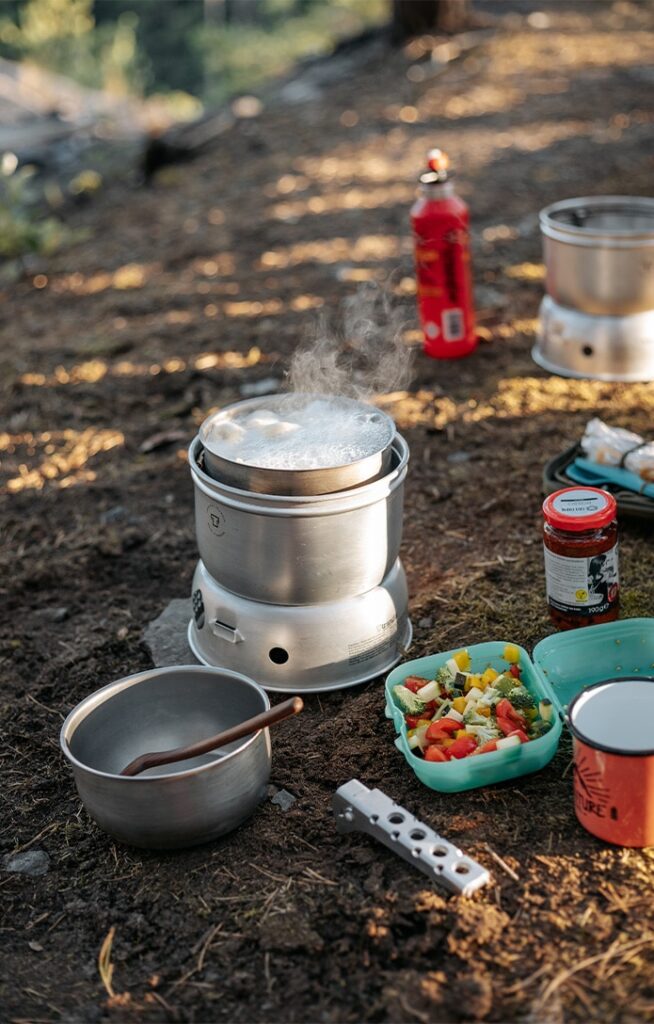 Enkelt och tyst spritkök från Trangia för kokning och matlagning ute i naturen.